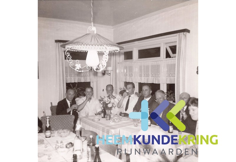 1964 Douane Schipperfeestje in de woning van de Kok aan de waterkant uiters links deh. Broekhuizen -rechts Hendrien van der Laag-Damen Coll. HKR (2)